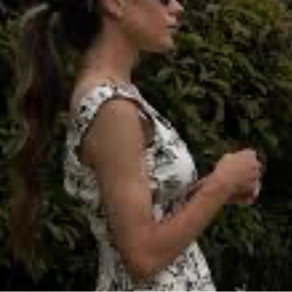 White House Black Market Romantic Silk Sleeveless Flowy Tank Top size Small - Picture 1 of 9